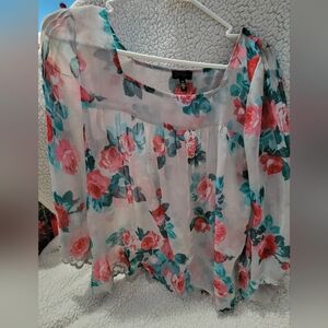 Jessica Simpsons floral sheer top. Lace detailing on bottom and sleeves S. Med